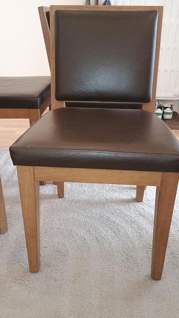 Eiken stoel met leder bekleding beschikbaar voor biedingen