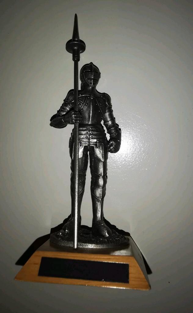 Knights of Malta massive metalen harnas ridder op voetje, Verzamelen, Beelden en Beeldjes, Zo goed als nieuw, Mens, Ophalen of Verzenden