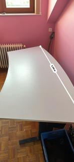 Grand bureau 208 cm avec cache-câbles – pieds métal bon état, Maison & Meubles, Bureaux, Enlèvement, Électrique, Utilisé, Bureau