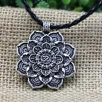 Lotus Mandala ketting met Aum symbool, Handtassen en Accessoires, Kettingen, Ophalen of Verzenden, Nieuw, Wit, Zilver