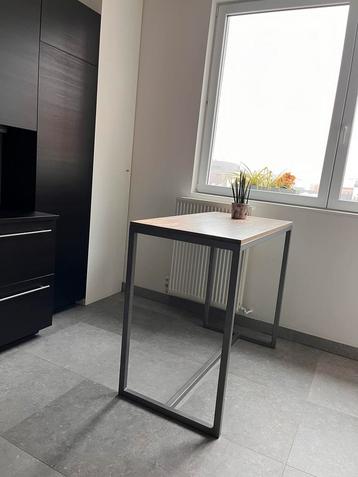 Hoge tafel met houten blad en metalen frame disponible aux enchères