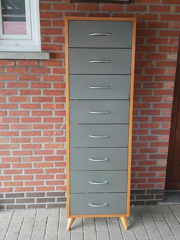 Kwalitatieve vintage schoenkasten in metaal beschikbaar voor biedingen