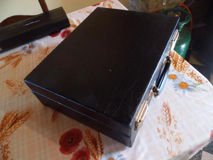 Koffer voor apparatuur voor elektrostimulatie, Verzamelen, Elektronische Apparatuur, Overige typen, Ophalen