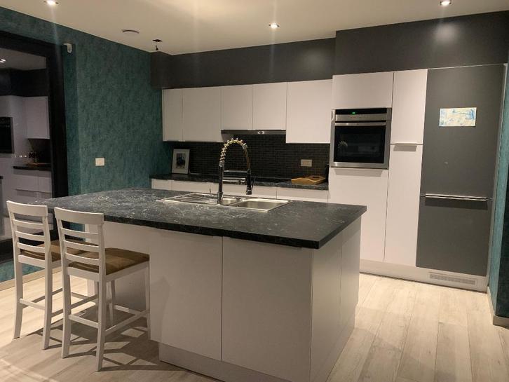 Moderne witte keuken met eiland – in zeer goede staat!, Maison & Meubles, Cuisine | Cuisines complètes, Utilisé, Autres types