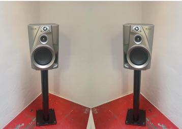 Speakers met statieven en bass woofers + - 200 watts  beschikbaar voor biedingen