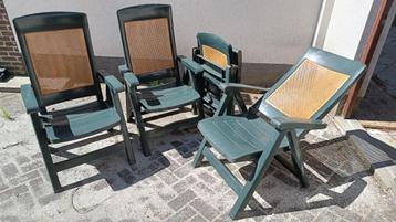 4 stevige tuinzetels en gratis tafel beschikbaar voor biedingen