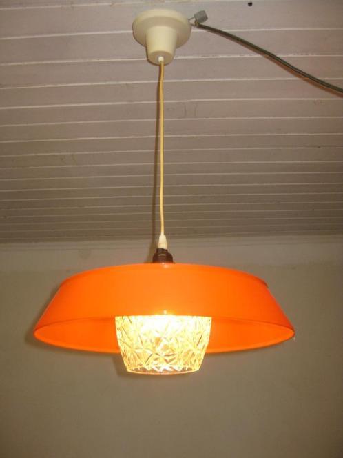 Vintage - Plafondlamp met een oranje gegrilde kap., Antiquités & Art, Antiquités | Éclairage, Enlèvement ou Envoi