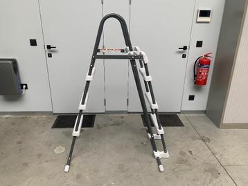 INTEX DELUXE ZWEMBAD VEILIGHEIDSLADDER 107 CM beschikbaar voor biedingen