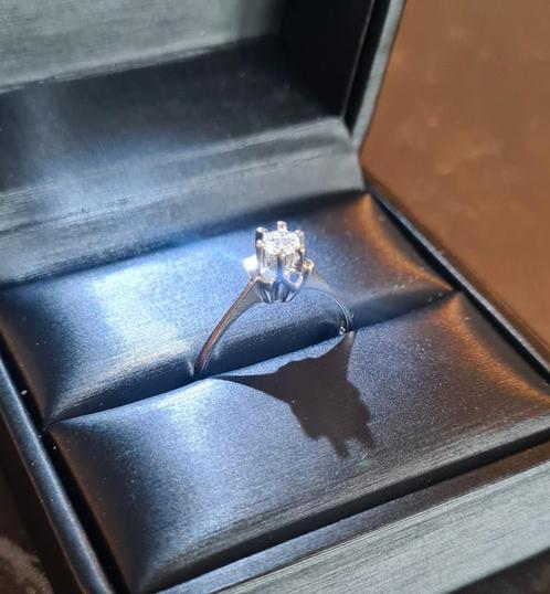 Witgouden solitairring met een prachtige Diamant ca 0,30 ct, Handtassen en Accessoires, Ringen, Bruin, Ophalen of Verzenden