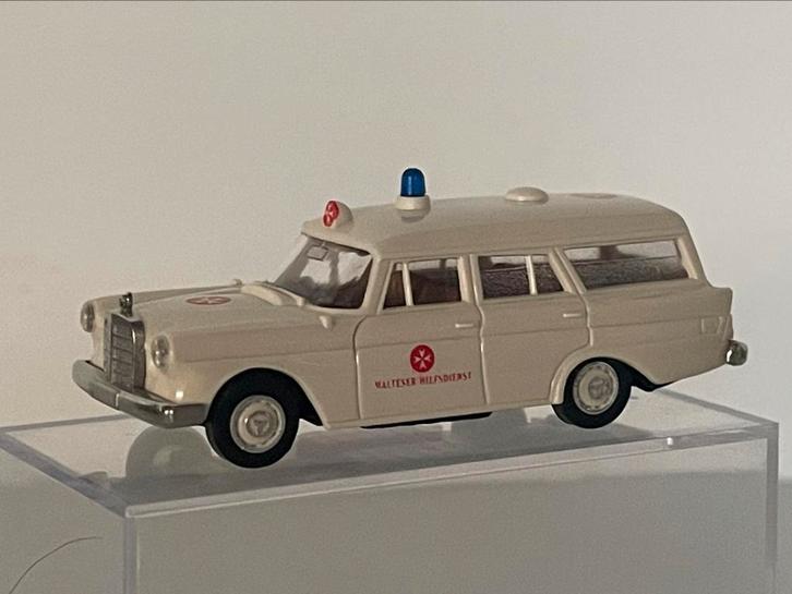 Btekina Mercedes Benz ambulance Malteser Hilfsdienst 1/87, Hobby en Vrije tijd, Modelauto's | 1:87, Zo goed als nieuw, Auto, Brekina