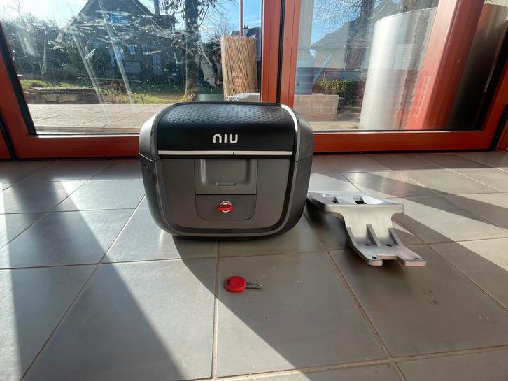 NIU Topkoffer Inclusief Bevestigingsplaat & Sleutels, Motoren, Accessoires | Koffers en Tassen, Gebruikt, Ophalen