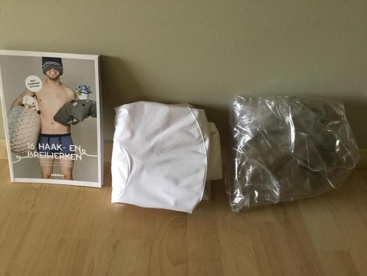 Opblaasbare poef  (2x) + haakpatroon, Maison & Meubles, Canapés | Repose-pieds & Poufs, Neuf, Enlèvement