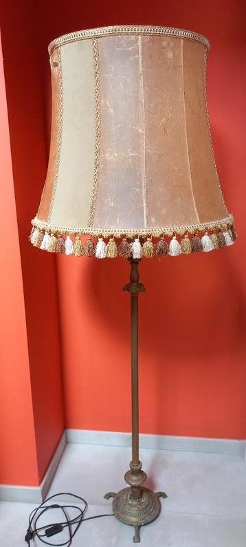 Vintage staande retro lamp beschikbaar voor biedingen