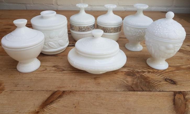 Diverse wit opaline potjes, o.a. van AVON, Antiquités & Art, Curiosités & Brocante, Enlèvement ou Envoi