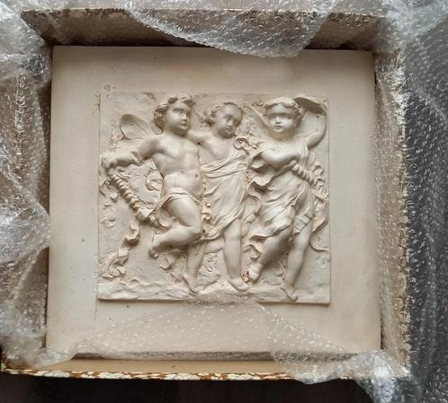 Bas-reliëf van drie engeltjes 39,5 x 36,7 cm, Antiek en Kunst, Antiek | Overige Antiek, Ophalen