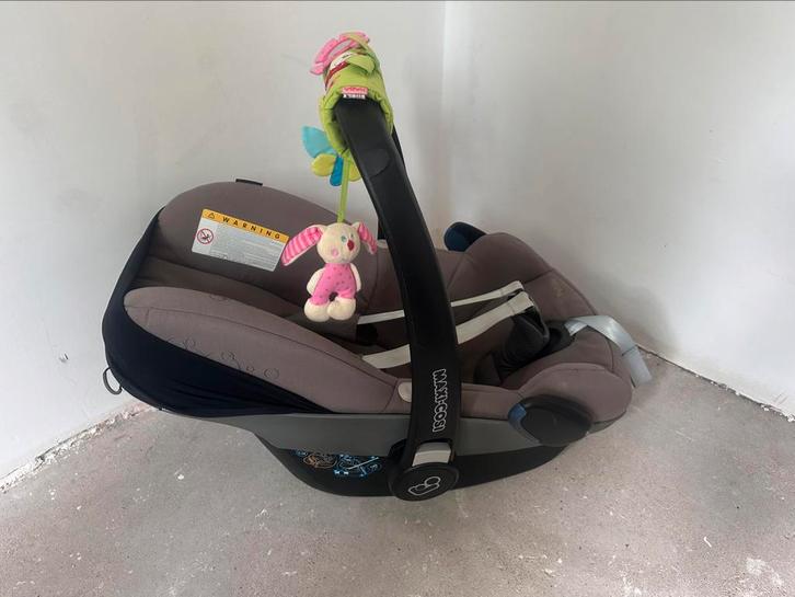 Maxi-Cosi pebble - incl. voetenzak, regenhoes en speelgoedje, Kinderen en Baby's, Autostoeltjes, Zo goed als nieuw, Maxi-Cosi
