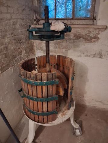 Fruitpers 60 liter  + fruitmolen ( rasp ) beschikbaar voor biedingen