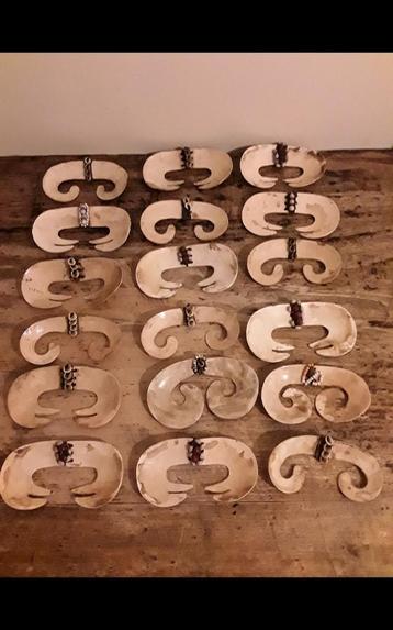 COLLECTIE van 18 asmat/sepik neusschelpen  beschikbaar voor biedingen