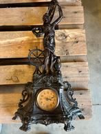 Set met antieke pendule klok in midden, Ophalen