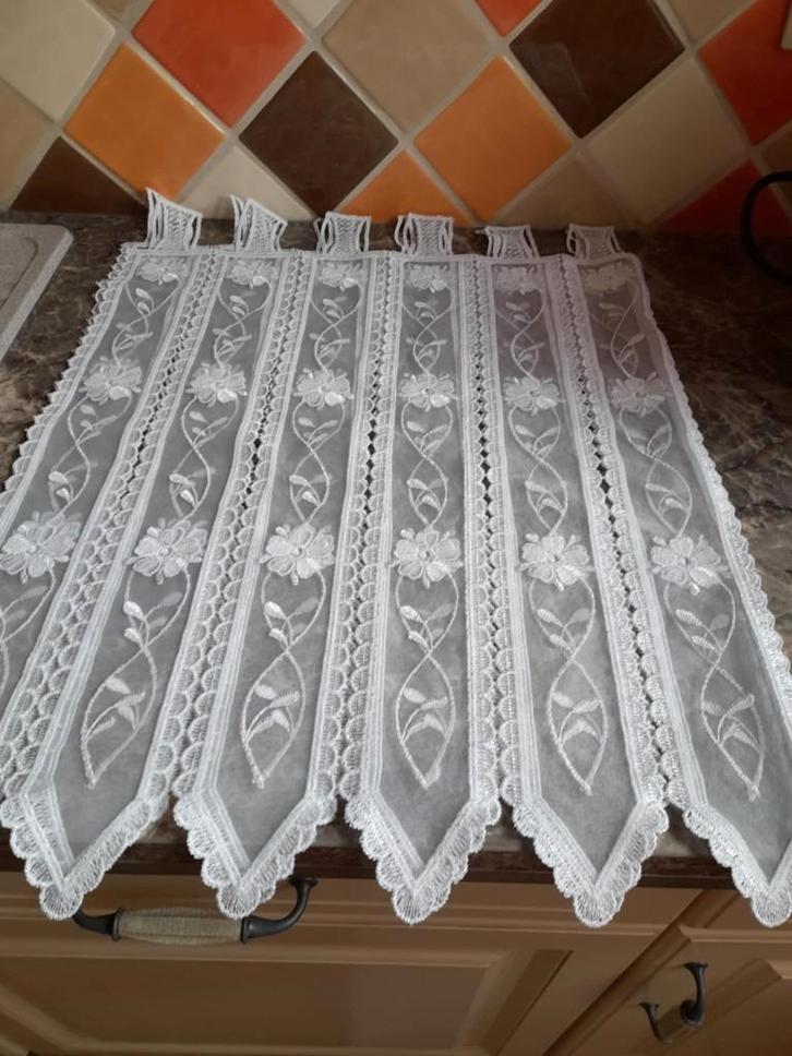 3 petits rideaux blancs brodés avec fleurs, Maison & Meubles, Accessoires pour la Maison | Autre, Comme neuf, Enlèvement ou Envoi
