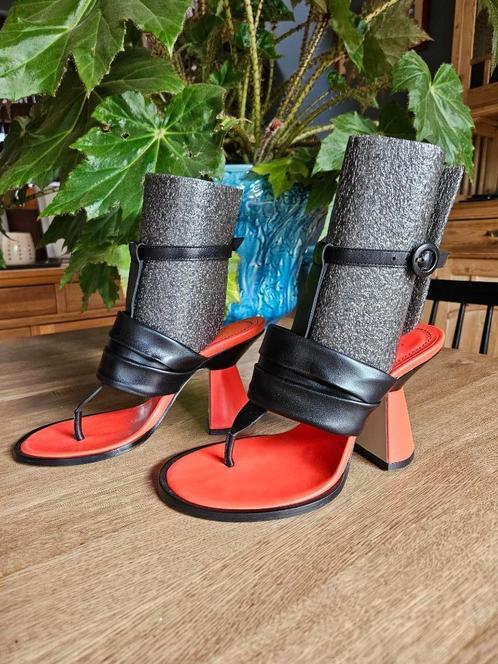 Morobé Lacie nieuw (39) nieuwprijs 495 euro, Kleding | Dames, Schoenen, Nieuw, Schoenen met hoge hakken, Rood, Ophalen of Verzenden