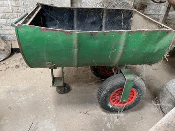 Voederkar meel of korrel op kruiwagen wieltjes  beschikbaar voor biedingen
