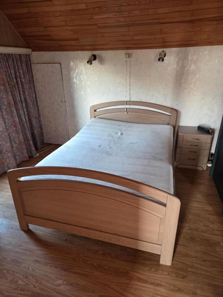 bed + nachkastje, Huis en Inrichting, Slaapkamer | Bedden, Gebruikt, Twijfelaar, 140 cm, 200 cm, Hout, Bruin, Ophalen