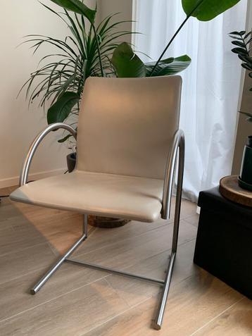 4 beige lederen eettafelstoelen  beschikbaar voor biedingen