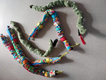 Slangen als decoratie of om mee te dansen beschikbaar voor biedingen