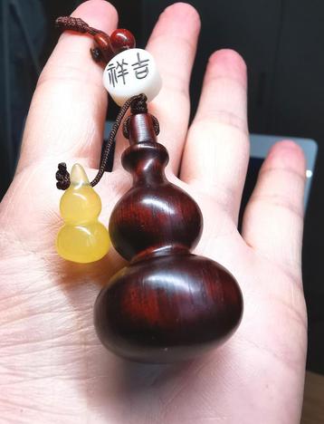 Hanger van natuurlijke rozenhout en amber beschikbaar voor biedingen