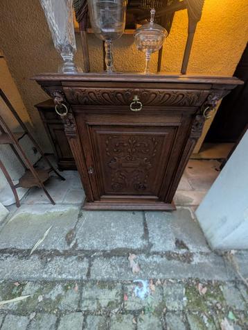 2 eikenhouten kasten in neorenaissance stijl beschikbaar voor biedingen