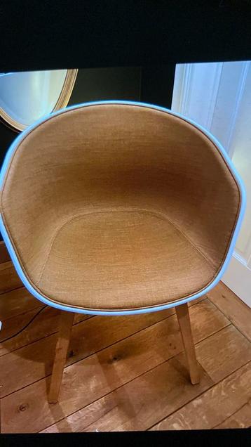 Mooie stoel. Kuip wit, gestoffeerd, houten onderstel beschikbaar voor biedingen