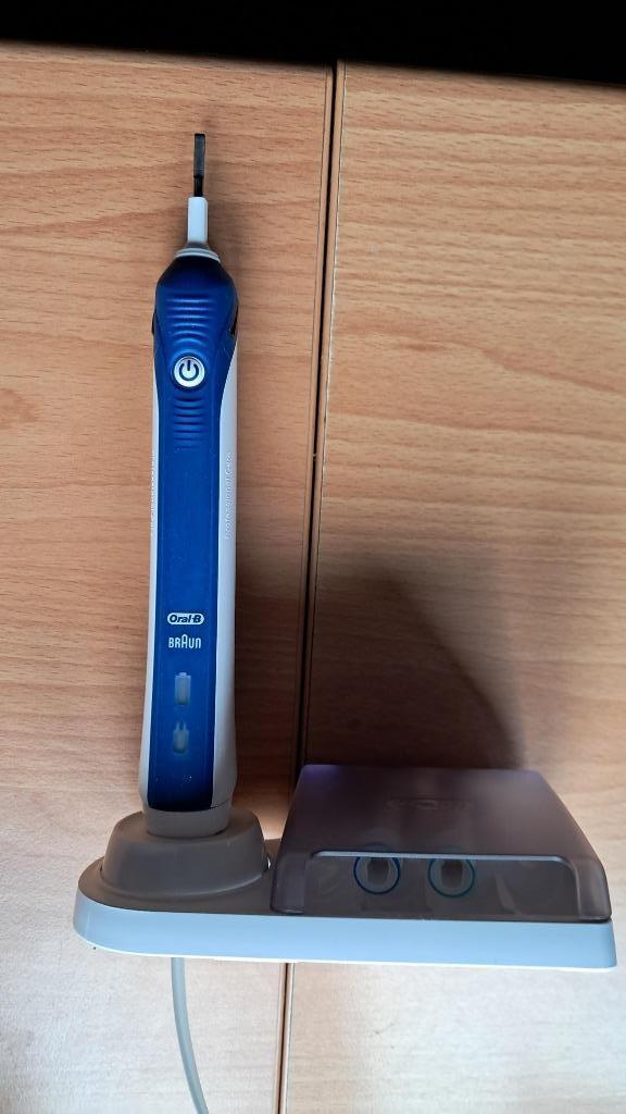 Elektrische tandenborstel Braun, Handtassen en Accessoires, Uiterlijk | Mondverzorging, Gebruikt, Tandenborstel, Ophalen of Verzenden