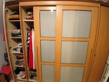 Grote kleerkast beschikbaar voor biedingen