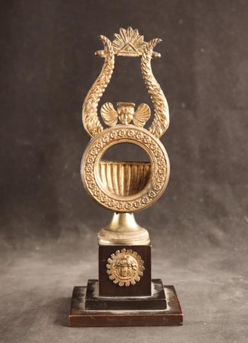 Empire zakhorloge houder beschikbaar voor biedingen