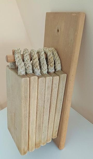 Planches à pain - à tartiner en bois sur support en bois beschikbaar voor biedingen