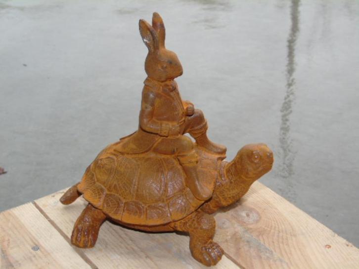 Standbeeld van de haas en de schildpad in roestig gietijzer., Tuin en Terras, Tuinwanddecoratie, Nieuw, Ophalen