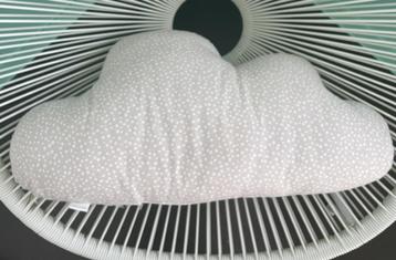 Grijs wolkkussen, als decoratie beschikbaar voor biedingen