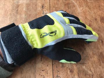 Geladen glijdende handschoenen beschikbaar voor biedingen