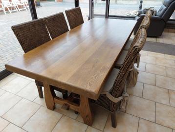 Mooie eiken tafel en 6 stoelen beschikbaar voor biedingen