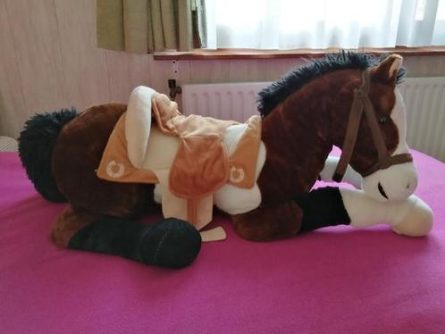 Peluches différentes tailles et jouets articulés, Kinderen en Baby's, Speelgoed | Knuffels en Pluche, Zo goed als nieuw, Paard