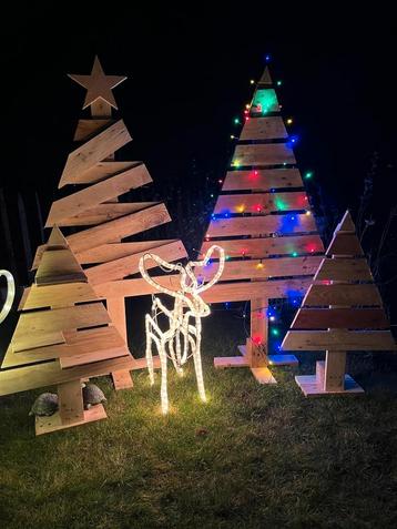 Unieke houten kerstbomen beschikbaar voor biedingen