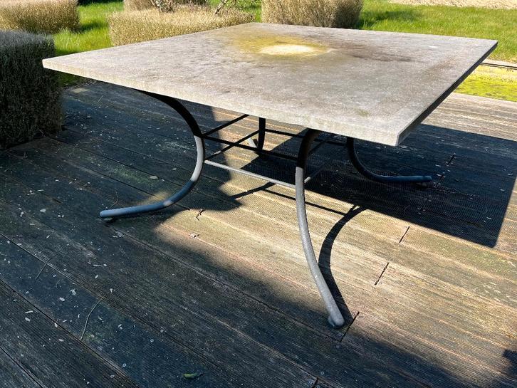 Tuintafel met stenen blad en metalen onderstel, Tuin en Terras, Tuintafels, Gebruikt, Vierkant, Metaal, Ophalen