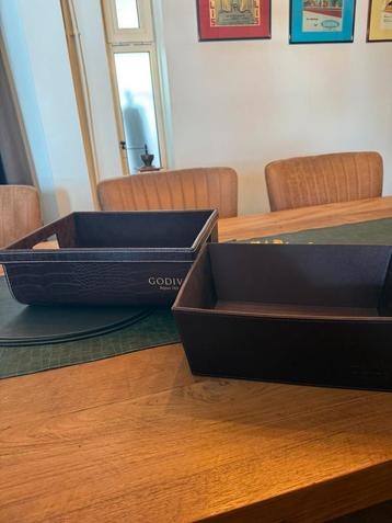 Lederen opbergvakken (godiva) beschikbaar voor biedingen