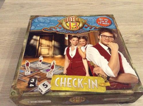 Studio 100 Hotel 13 gezelschapspel, Hobby en Vrije tijd, Gezelschapsspellen | Bordspellen, Zo goed als nieuw, Drie of vier spelers