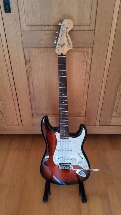 Squier standard flame maple stratocaster zo goed als nieuw, Muziek en Instrumenten, Snaarinstrumenten | Gitaren | Elektrisch, Zo goed als nieuw