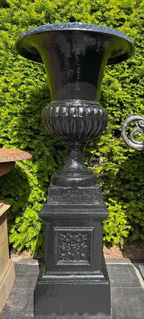 Grote gietijzeren tuinvaas op sokkel., Tuin en Terras, Tuinvazen, Gebruikt, Ophalen
