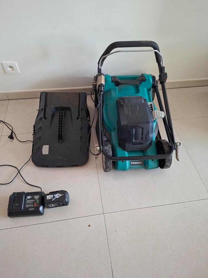 Accu en oplader grasmaaier ferrex, Tuin en Terras, Grasmaaiers, Gebruikt, Accu-grasmaaier, 30 t/m 39 cm, Cirkelmaaier, Ophalen