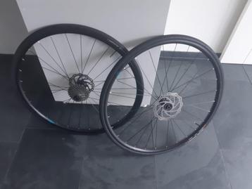 Shimano rs171 wielset met casette, banden en remschijven beschikbaar voor biedingen