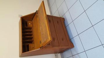 Secretaresse in goede conditie. beschikbaar voor biedingen